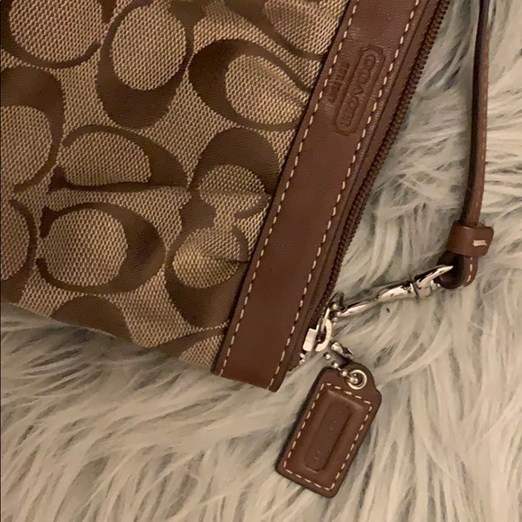 Authentic Coach classic brown wristlet - Picture 7 of 16